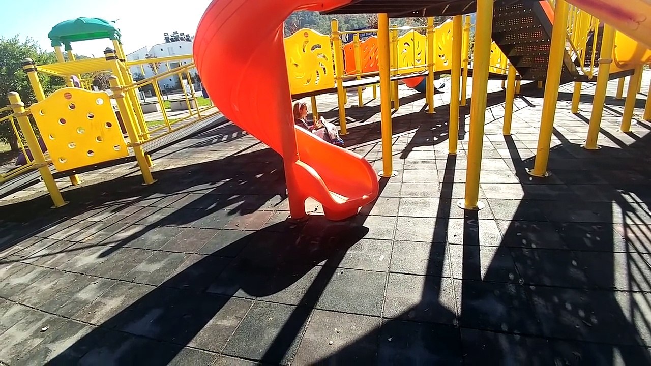 Elif Polis motoru ile parkta , eğlenceli çocuk videosu