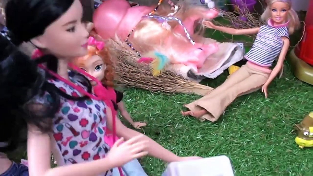 Anna and Elsa Toddlers at Barbie Farm Stable Horse Pregnant New Pony #2 Chicks Frozen Toys In Action