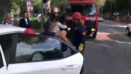 Biri Bebek İki Çocuk Araçta Mahsur Kaldı