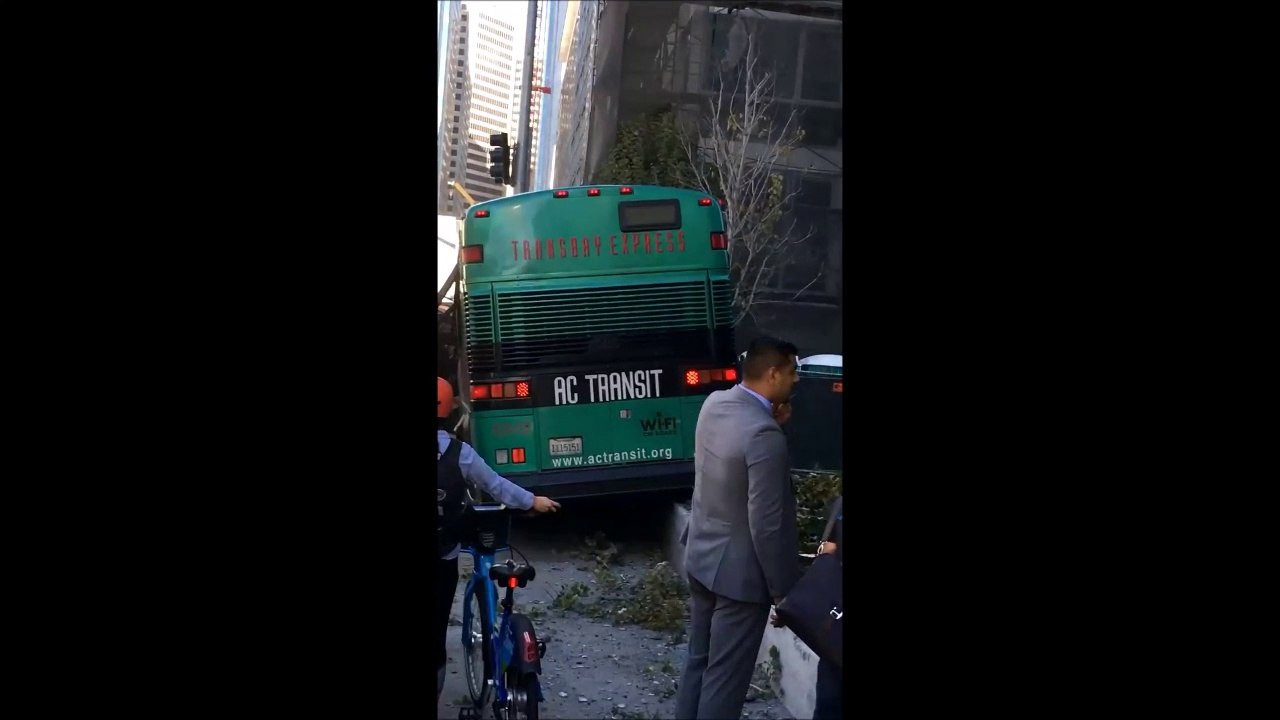Un bus qui perd le controle et sort de la route ça donne ça... Chaud