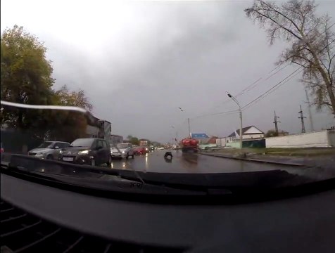Ce routier se fait éjecter de son camion après avoir percuté un lampadaire