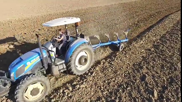 Gerçek köylü kızı bu işte - New Holland TD 100 D