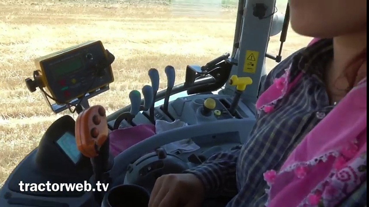 Traktör Şöförü Emine Pamuk Ekimine Tarla Hazırlıyor