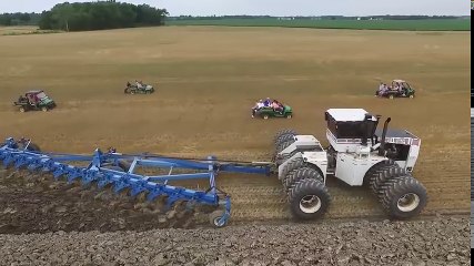 Tarla dediğin böyle sürülür gardaşş!! NE MAKİNE AMA!!!