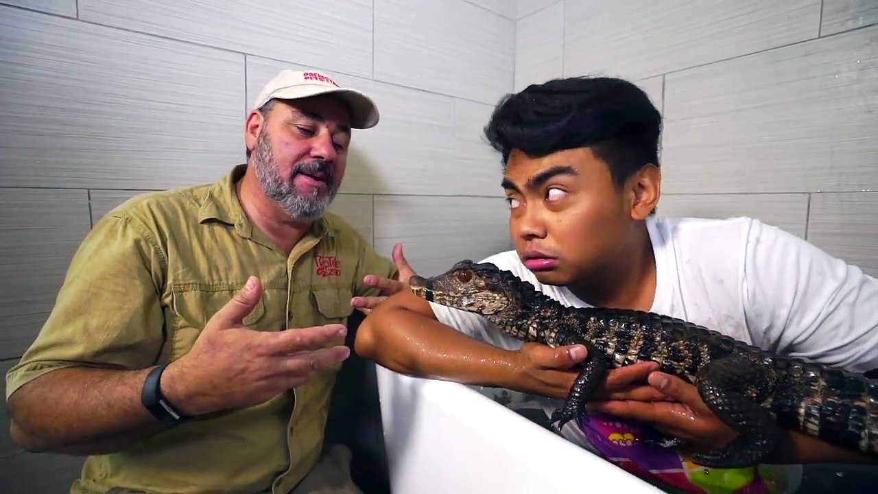 ALLIGATOR BATH CHALLENGE!-oxvcJIzUkXg