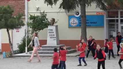 Edirne'de İlkokullu 3 Kız, Atatürk Islanmasın Diye Büstüne Şemsiye Tuttu