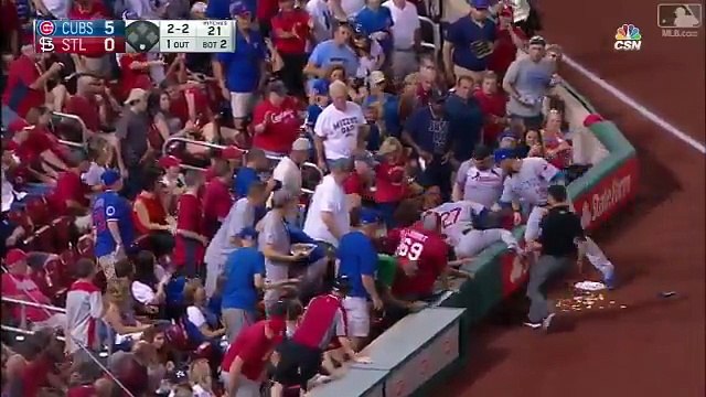 Un joueur de baseball fait tomber les nachos d'un supporter et lui en rapporte