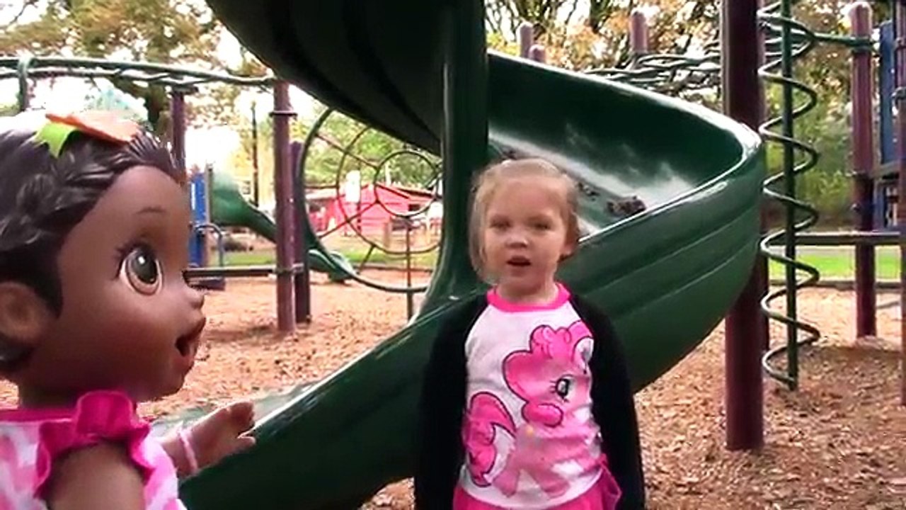 BABY ALIVE goes to the PARK! The Lilly and Mommy Show! Baby Alive toy play