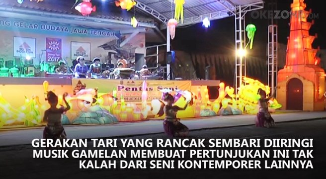 Aksi Gadis Cantik Menari Topeng Menjadi Hiburan Warga di Semarang