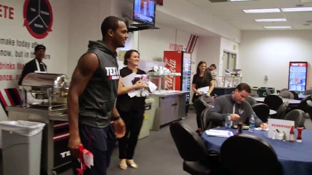 Il donne son salaire de joueur NFL pour les réfugiés de l'ouragan Irma à Houston !