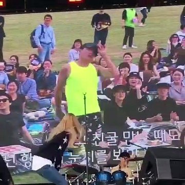 Ce fan qui danse trouble la chanteuse qui le voit sur grand écran !!