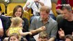 Le Prince Harry se fait voler son Pop-Corn par une fillette de 3 ans à un match !