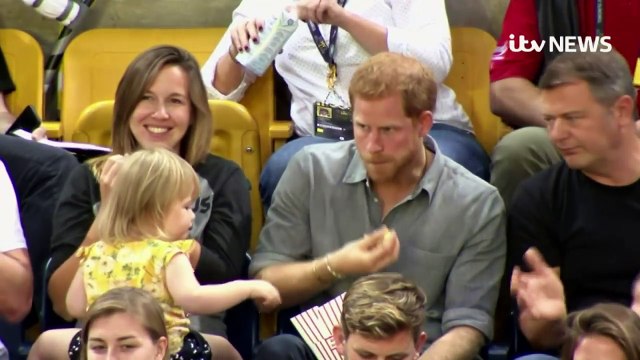 Le Prince Harry se fait voler son Pop-Corn par une fillette de 3 ans à un match !