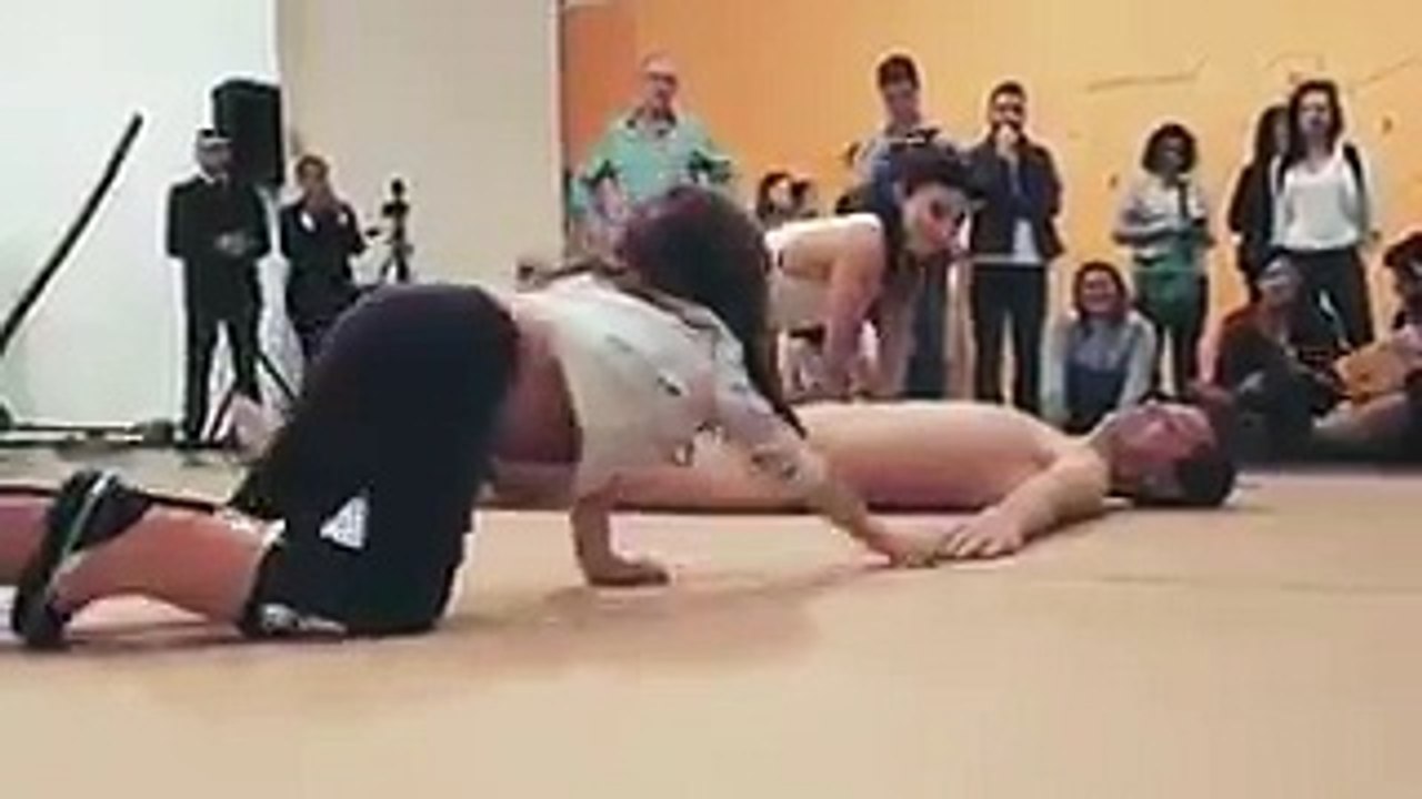 No Museu de Arte Moderna de SP menina participa de uma "experiência de toque". E fosse seu filho/a participando disso?