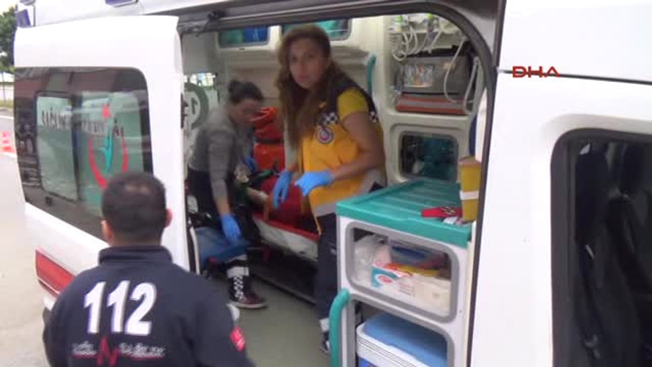 Zonguldak'ta Otomobil Refüje Çarpıp Takla Attı: 2 Yaralı
