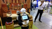 Cenaze İşlemleri için Japonlar Robotlar Din Adamı Geliştirdi - Pepper robot preaches at Endex 2017 in Japan