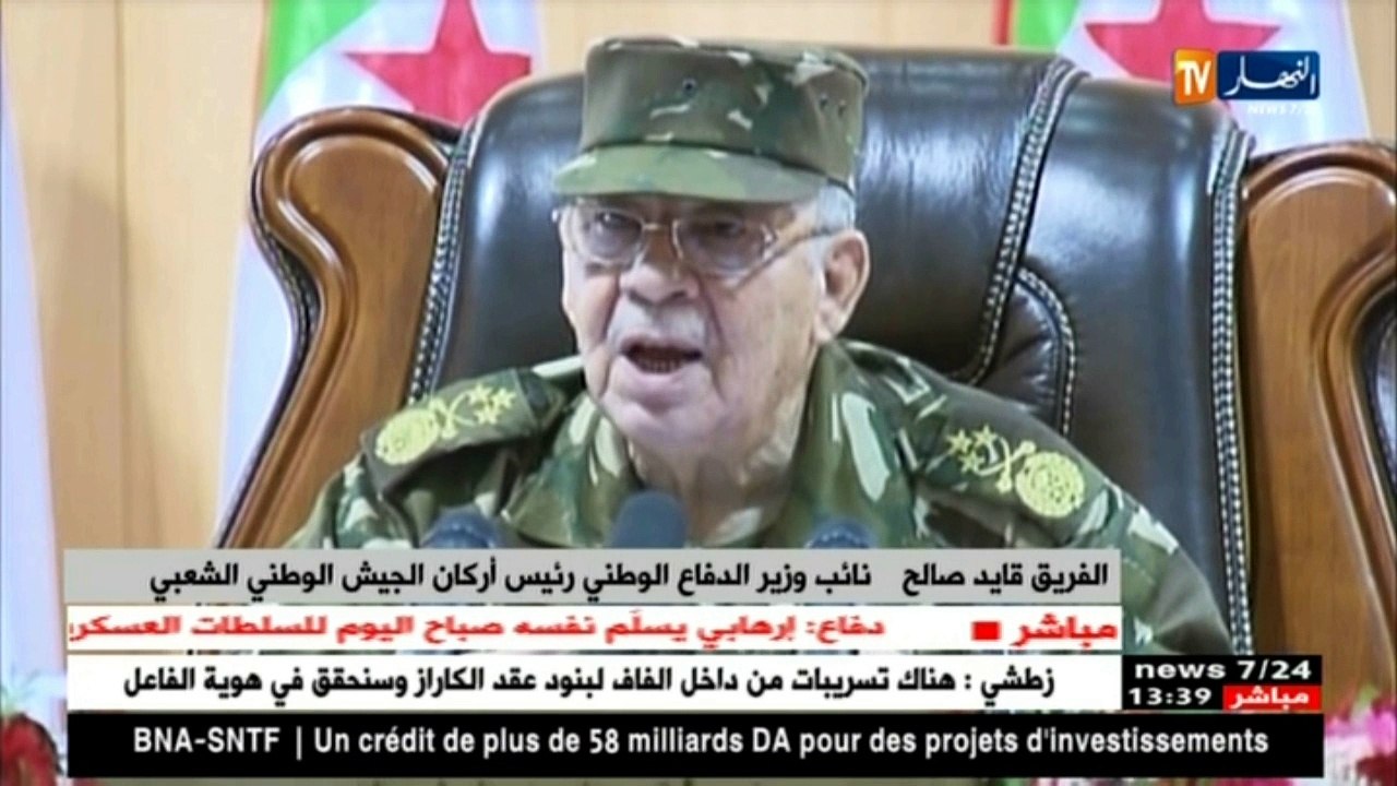 الفريق أحمد قايد صالح يؤكد على إحترافية الجيش تمسكه بالدفاع عن السيادة الوطنية