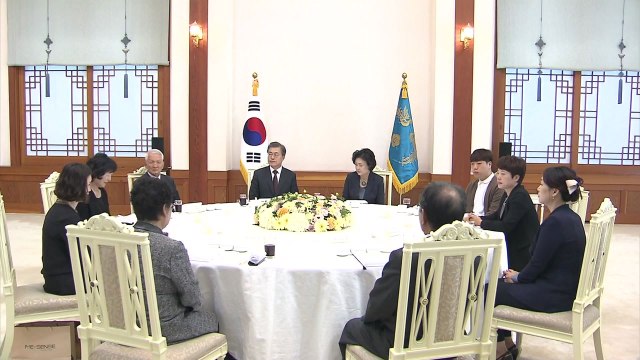 추석 앞두고 유족 만난 문재인 대통령 전사·순직자 국가가 기억 / YTN