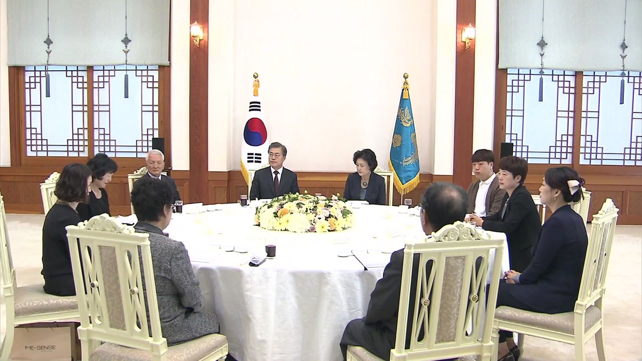 추석 앞두고 유족 만난 문재인 대통령 "전사·순직자 국가가 기억" / YTN