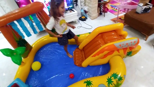 Evde Dinozor havuzu açtık, Kaydırağa yağ döktük, heryer yağ oldu, eğlenceli çocuk videosu