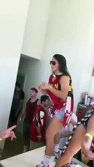 Cette fille choque tout le monde à une fête étudiante !