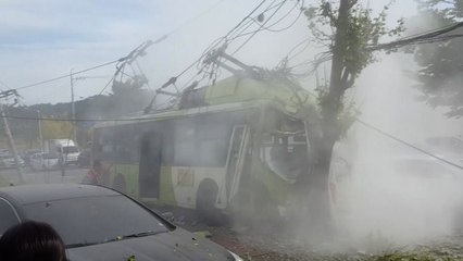 시내버스가 전신주 들이받아...11명 다쳐 / YTN