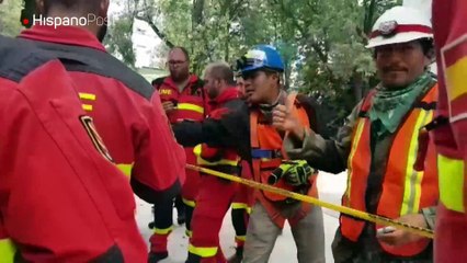 Equipos de rescate amplían esfuerzos encontrar vida bajo las ruinas