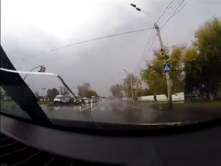 Ce routier se fait éjecter de son camion après avoir percuté