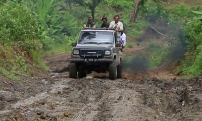 Tải video: Demi Buka Akses Jalan Desa, TNI Terobos Perbukitan