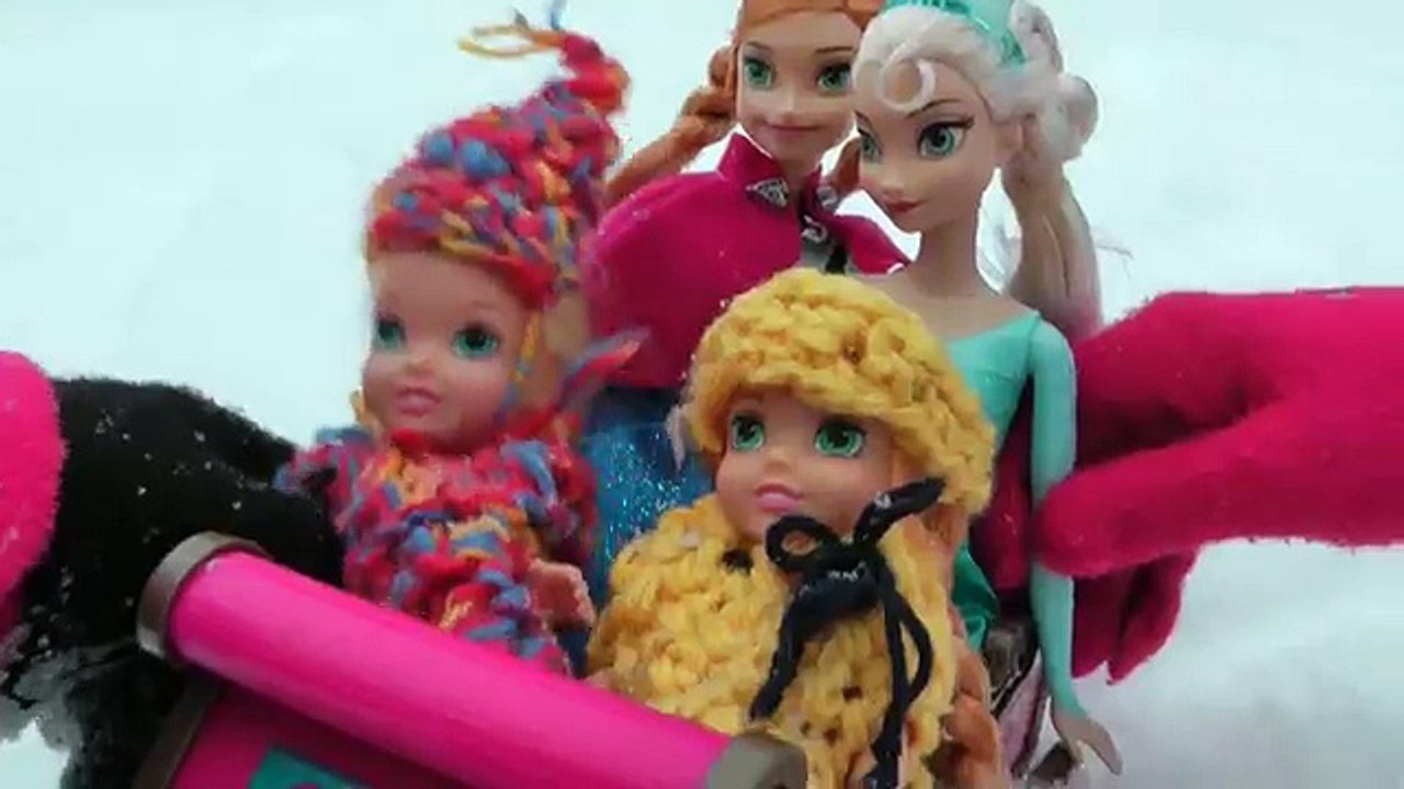 SNOWMAN ! ELSA and ANNA toddlers PLAY in the Snow and build a SNOWMAN! Olaf is there!