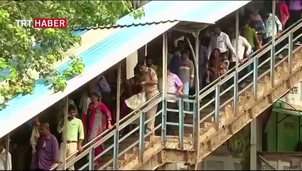 Hindistan'da tren istasyonunda izdiham