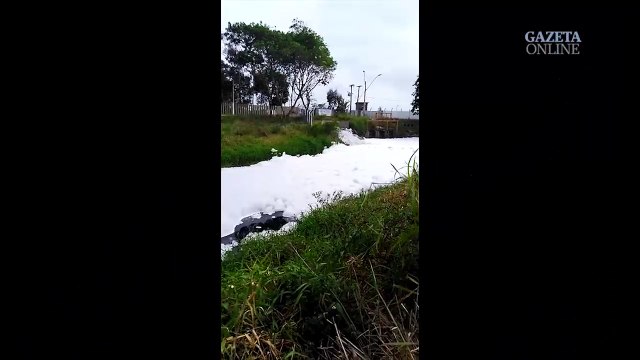 Espuma branca chama atenção de moradores de Vila Velha