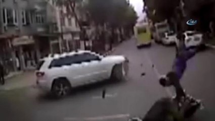 Cipe Çarpıp Midibüsün Altına Girdi: O Anlar Kamerada