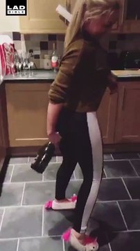 Elle débouche une bouteille avec ses fesses