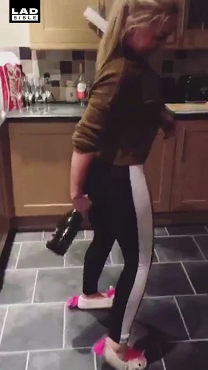 Elle débouche une bouteille avec ses fesses