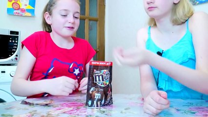 Зомби атакуют СУМАСШЕДШАЯ МАМОЧКА битва за конфеты NERF Zombies attack CRAZY MOM battle for candy