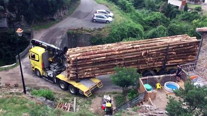 Ce chauffeur réussit à faire passer son camion sur un pont très étroit