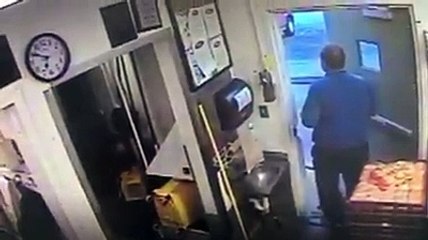 Homem fantasiado de Coca-Cola assalta restaurante