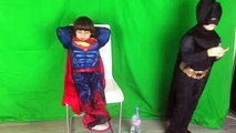 SUPERMAN EST MALADE ! - VISITE URGENTE CHEZ LE DOCTEUR ARAM ! - StudioSurpriseToys