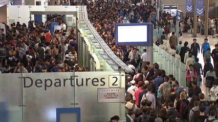연휴 첫날...오늘만 10만 명 출국 '북적' / YTN