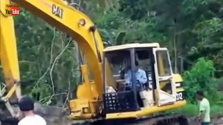 怖い…最悪の作業条件で掘削機を運転
