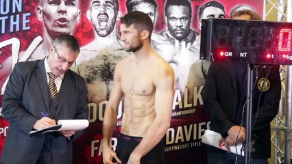 ANTHONY FOWLER v JAY BYRNE - OFFICIAL WEIGH IN & HEAD TO HEAD -FB5aHqWwAu8