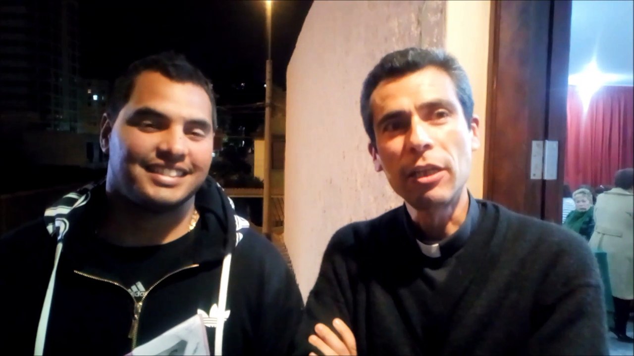 Padre Carlos Rosell presenta a un parroquiano que compuso una canción para Papa Francisco
