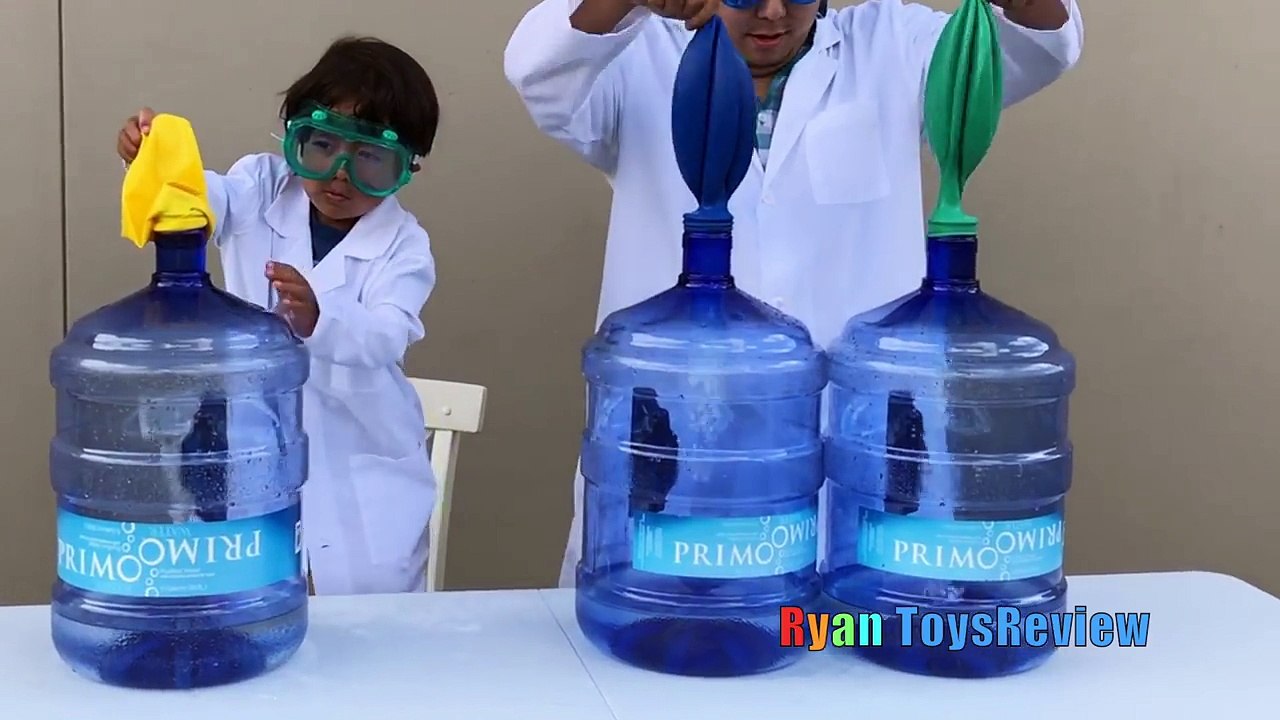 BLOWING UP GIANT BALLOON Baking Soda and Vinegar Experiment Easy Science Experiments for Kids