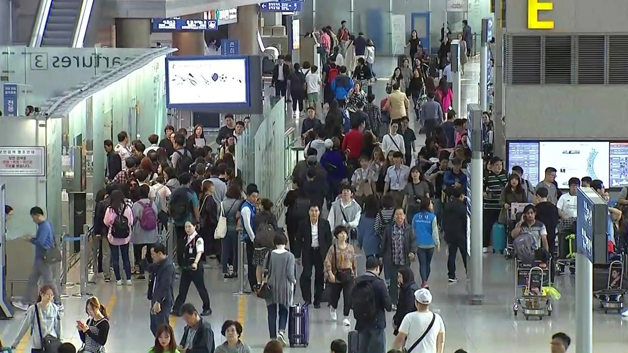 '황금연휴' 첫날...해외여행 출국 행렬 계속 / YTN