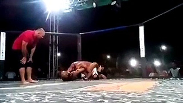 Ce soigneur monte sur le ring pour sauver un combattant en difficulté !