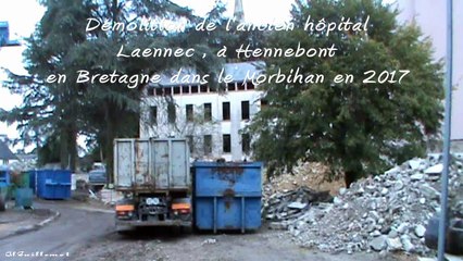 Démolition de l'ancien hôpital  Laennec , à Hennebont  en Bretagne dans le Morbihan en 2017  