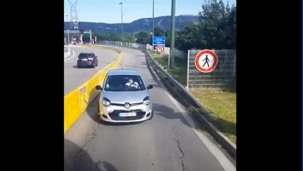 Un mamie prend un sens interdit et fait une marche arrière.