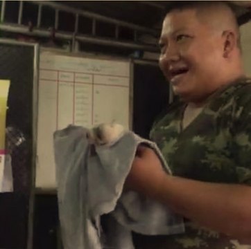 Asker, Ölen Yavru Köpeği Canlandırmak İçin Suni Teneffüs Yaptı