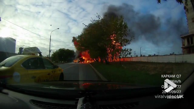 Explosion d'une bouteille de gaz lors d'un incendie de voitures !! Impressionant !